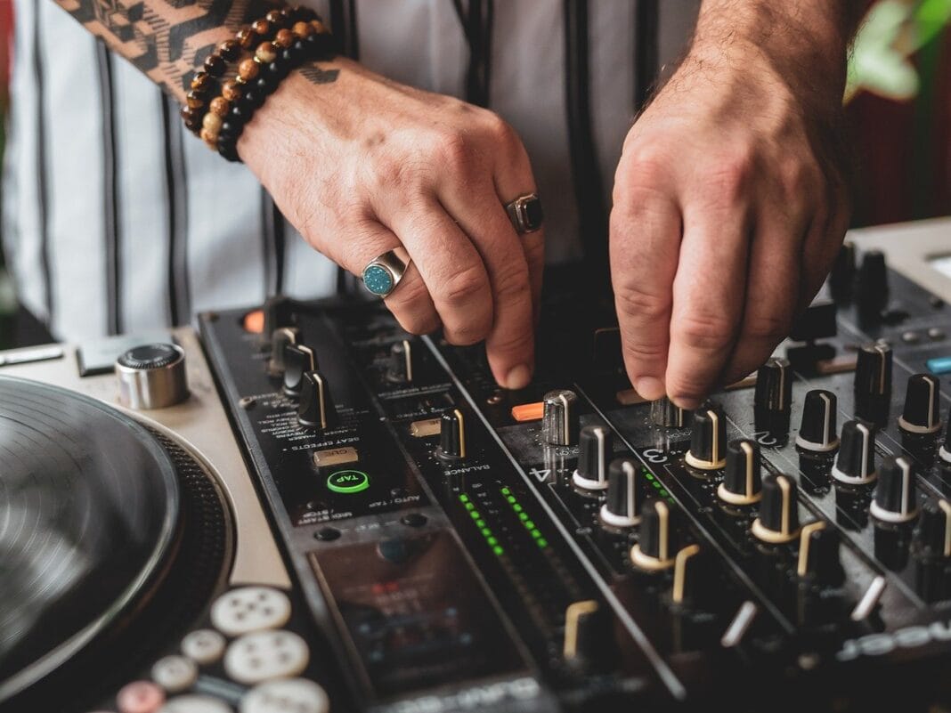 g6b3c97fc8492bce9a44ea27336dbe5fc97a7ca71953ba9ae9f1d7aa45d26a66bf5e63b2d7c2944b91f6d8e8032baee73f191fd10d7cb764e4eb61b0d5a99f820_1280